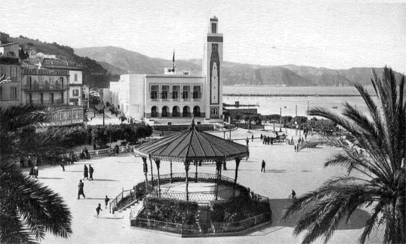 Philippeville - l'Hôtel de Ville et le kiosque à musique sur la Place Marqué
