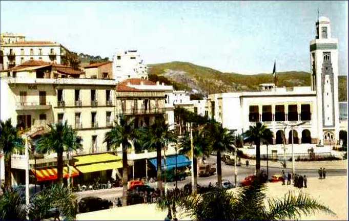 Philippeville - L'Hôtel de Ville et l'Avenue Clémenceau