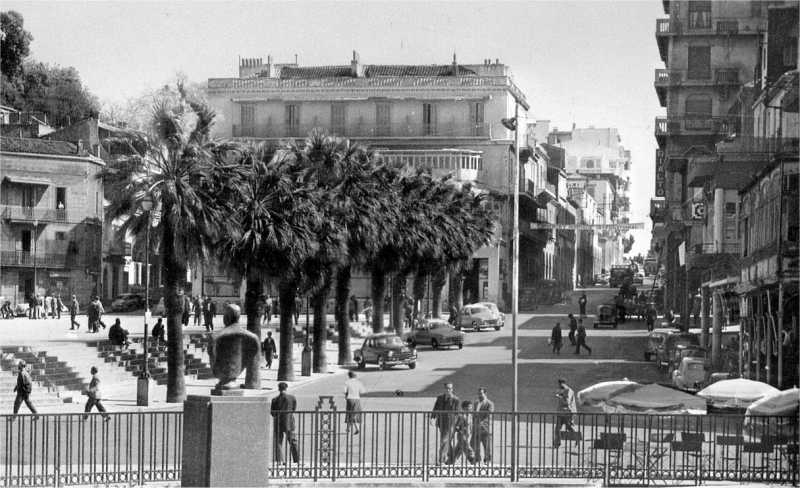 Philippeville - La Place Marqué et la rue Clémenceau (vue prise du jardin de l'Hôtel de Ville)