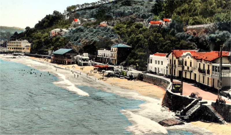 Philippeville - 1957 - Vue générale de la plage du Casino Rusicade (à l'extrême gauche, le Château-Vert)