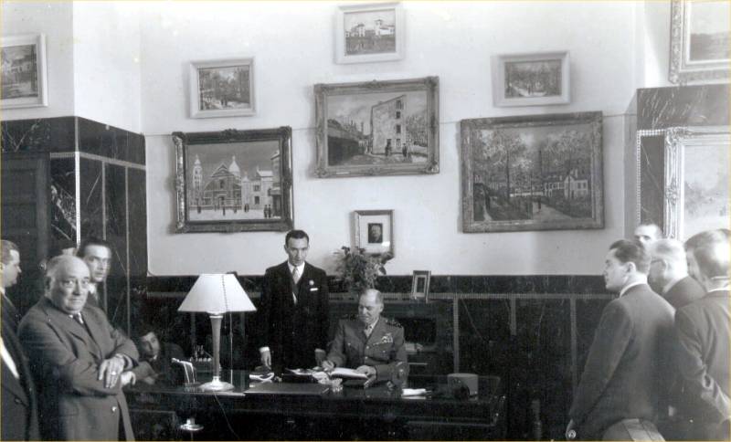 1953-Le Maréchal JUIN en visite à l'Hôtel de Ville