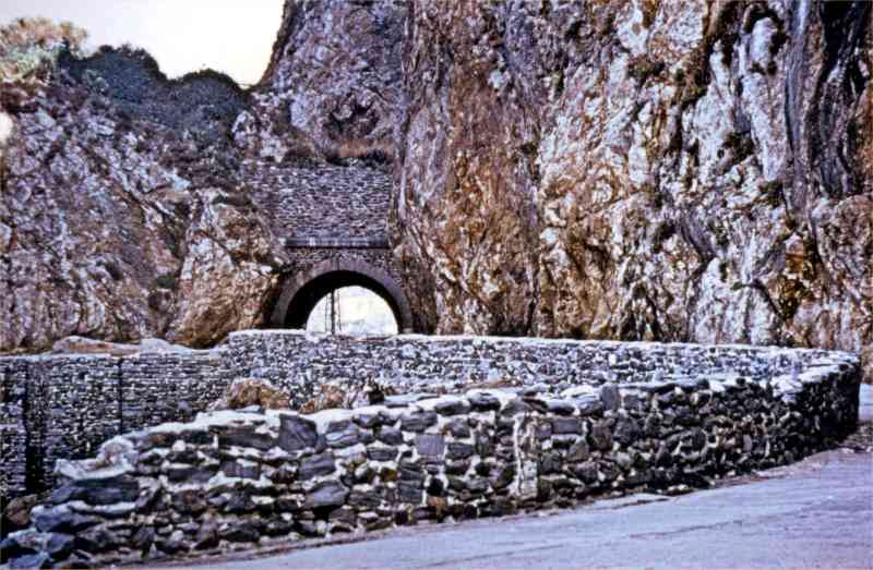 Tunnel (pile) sur la Route de Stora