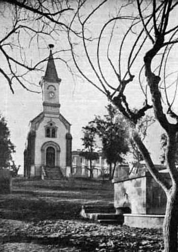 — GASTU - L'Eglise construite en 1874, et son nid de cigogne —